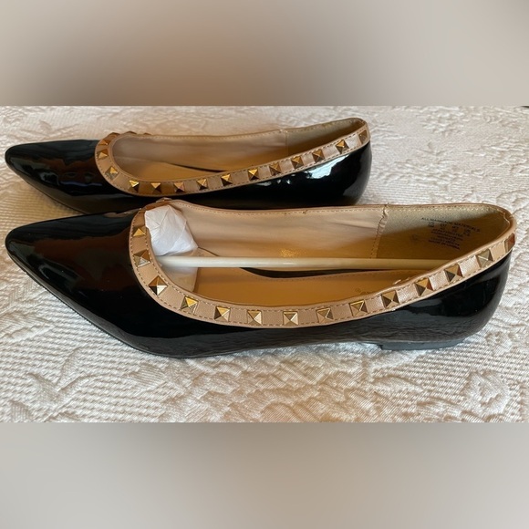 Bongo black man made patent leather flats with tan accent and gold ‘studs’ NWOT - Picture 2 of 5